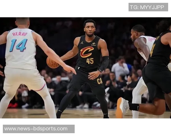 米切尔半场表现亮眼5中3贡献7分1板2助2断展现潜力 米切尔半场表现亮眼5中3贡献7分1板2助2断展现潜力